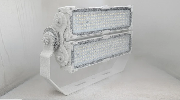 Prueba de Niebla Salina (Salt Spray Test): Clave para la Resistencia Anticorrosiva en Luminarias Industriales